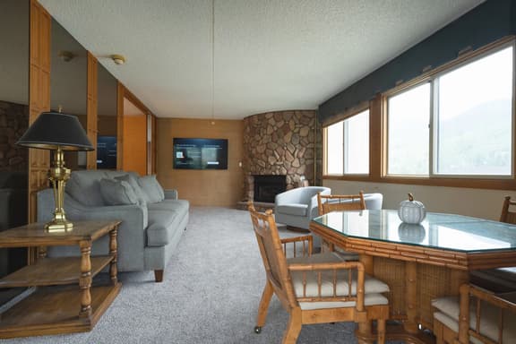 2-250 S Frontage Rd, Evergreen Lodge, 613 - Image 1